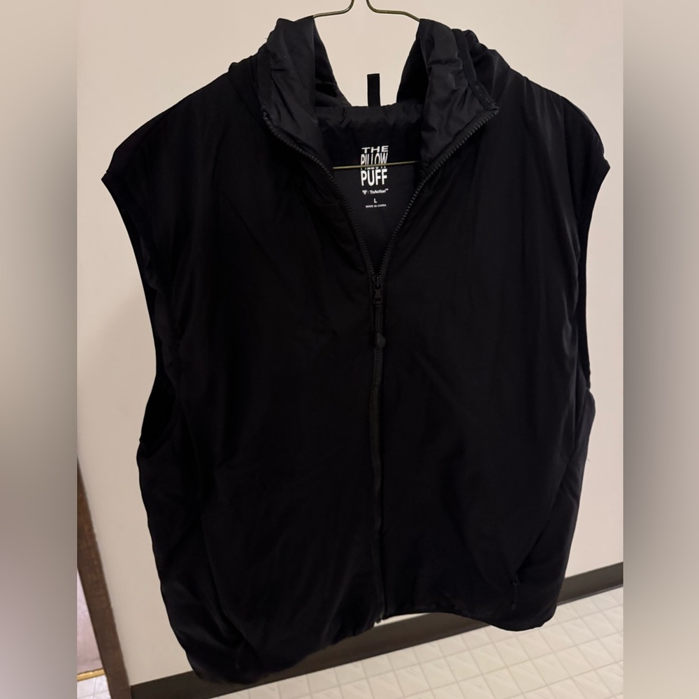 The pillow puff Black Hooded Puffer Vest